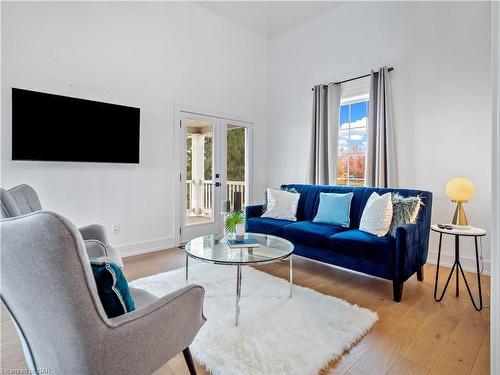 616 Lakeshore Road, Fort Erie, ON - Indoor Photo Showing Living Room