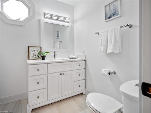 616 Lakeshore Road, Fort Erie, ON - Indoor Photo Showing Bathroom