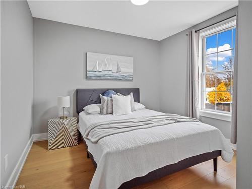 616 Lakeshore Road, Fort Erie, ON - Indoor Photo Showing Bedroom