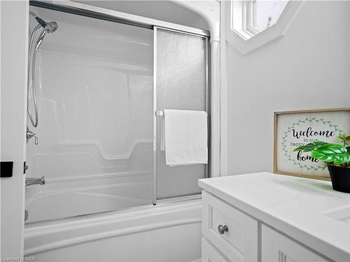 616 Lakeshore Road, Fort Erie, ON - Indoor Photo Showing Bathroom