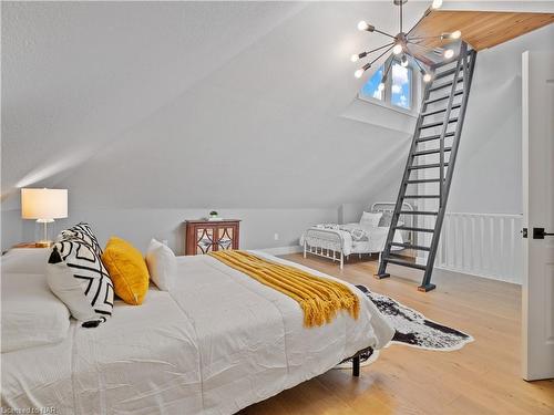 616 Lakeshore Road, Fort Erie, ON - Indoor Photo Showing Bedroom