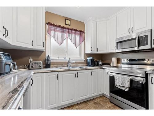 70 York Street, St. Catharines, ON - Indoor Photo Showing Kitchen With Double Sink
