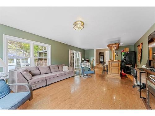 70 York Street, St. Catharines, ON - Indoor Photo Showing Living Room
