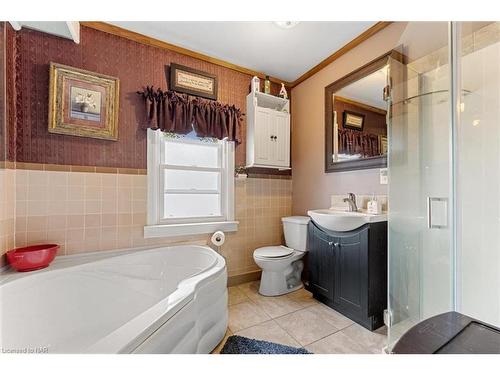 70 York Street, St. Catharines, ON - Indoor Photo Showing Bathroom