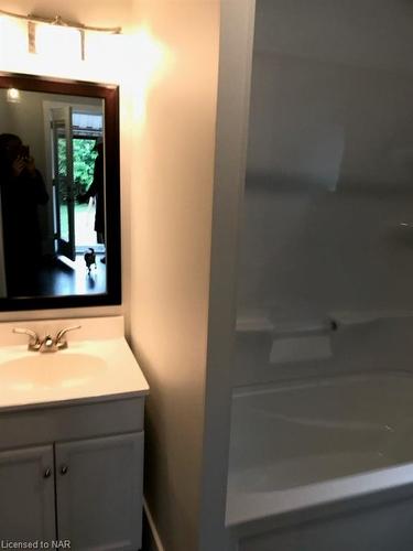 2-4082 Portage Road, Niagara Falls, ON - Indoor Photo Showing Bathroom