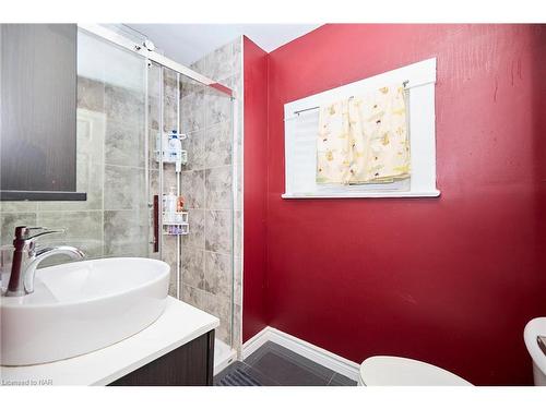 45 Pine Street N, Thorold, ON - Indoor Photo Showing Bathroom