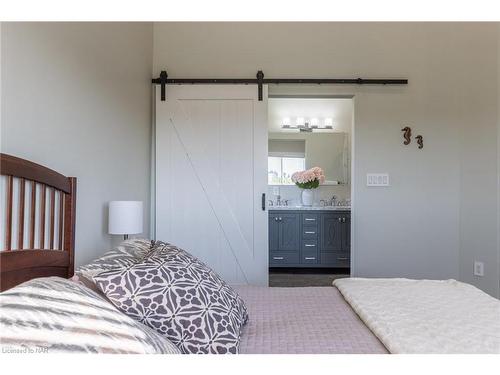 3753 Quarry Road, Beamsville, ON - Indoor Photo Showing Bedroom