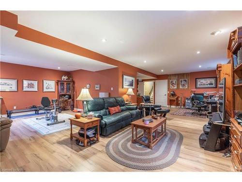 8750 Upper Canada Drive, Niagara Falls, ON - Indoor Photo Showing Living Room