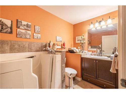 8750 Upper Canada Drive, Niagara Falls, ON - Indoor Photo Showing Bathroom