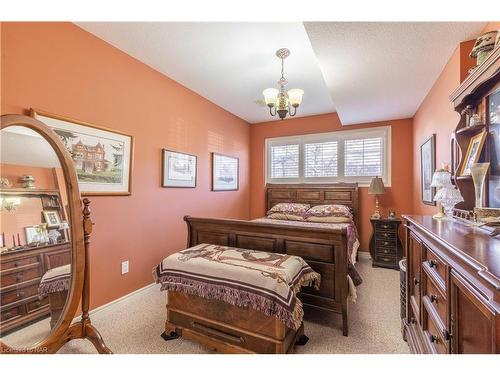 8750 Upper Canada Drive, Niagara Falls, ON - Indoor Photo Showing Bedroom