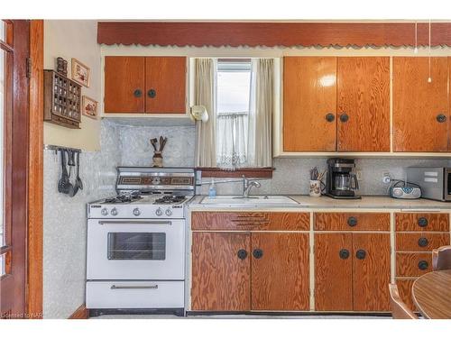6052 Prospect Street, Niagara Falls, ON - Indoor Photo Showing Kitchen