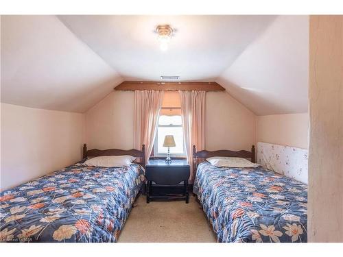 6052 Prospect Street, Niagara Falls, ON - Indoor Photo Showing Bedroom