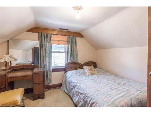 6052 Prospect Street, Niagara Falls, ON - Indoor Photo Showing Bedroom