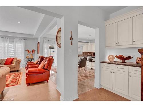 5632 Osprey Avenue, Niagara Falls, ON - Indoor Photo Showing Living Room