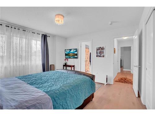 5632 Osprey Avenue, Niagara Falls, ON - Indoor Photo Showing Bedroom