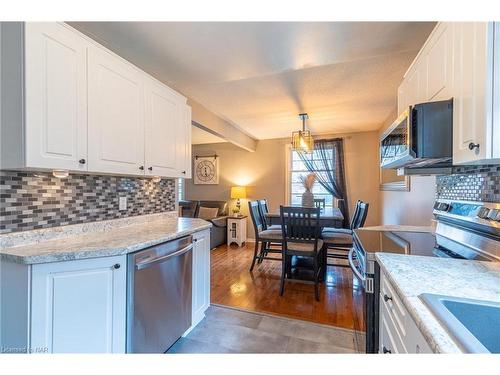 6182 Johnson Drive, Niagara Falls, ON - Indoor Photo Showing Kitchen