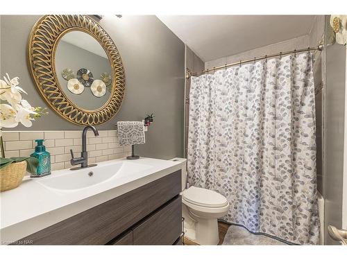 6182 Johnson Drive, Niagara Falls, ON - Indoor Photo Showing Bathroom