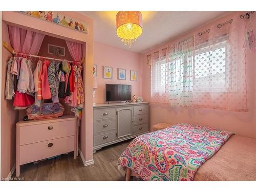 6182 Johnson Drive, Niagara Falls, ON - Indoor Photo Showing Bedroom