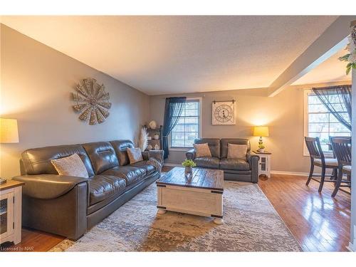 6182 Johnson Drive, Niagara Falls, ON - Indoor Photo Showing Living Room