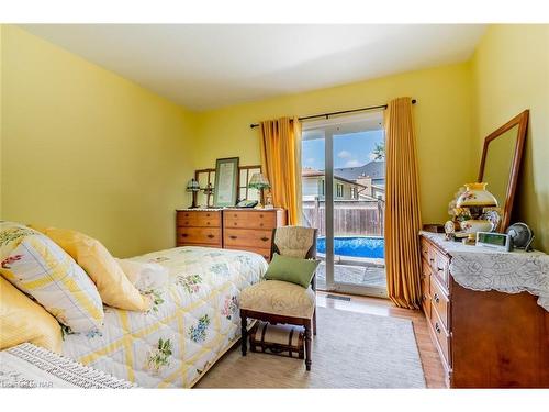 2909 Henley Avenue, Niagara Falls, ON - Indoor Photo Showing Bedroom