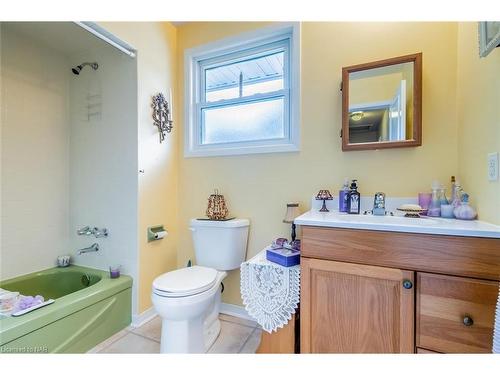 2909 Henley Avenue, Niagara Falls, ON - Indoor Photo Showing Bathroom