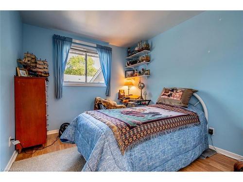 2909 Henley Avenue, Niagara Falls, ON - Indoor Photo Showing Bedroom