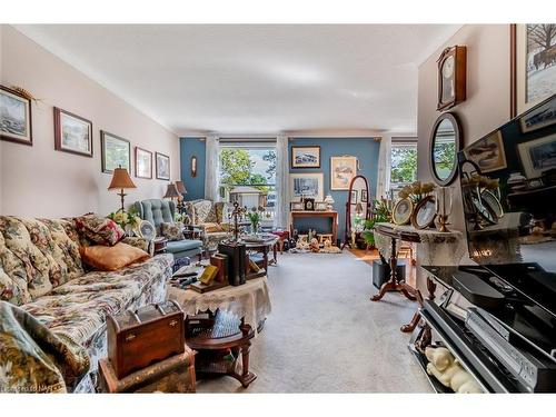 2909 Henley Avenue, Niagara Falls, ON - Indoor Photo Showing Living Room