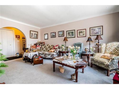2909 Henley Avenue, Niagara Falls, ON - Indoor Photo Showing Living Room