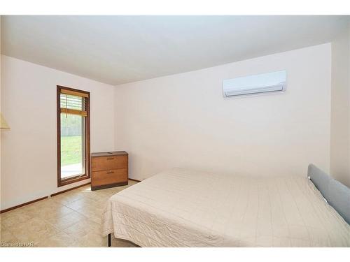 4197 Niagara River Parkway, Fort Erie, ON - Indoor Photo Showing Bedroom