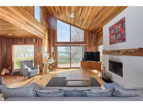 4197 Niagara River Parkway, Fort Erie, ON - Indoor Photo Showing Living Room With Fireplace