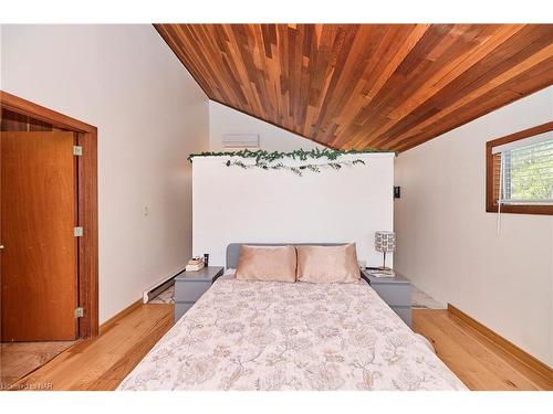 4197 Niagara River Parkway, Fort Erie, ON - Indoor Photo Showing Bedroom