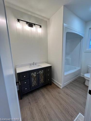 Upper-4598 Lee Avenue, Niagara Falls, ON - Indoor Photo Showing Bathroom