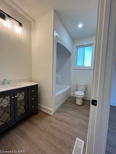 Upper-4598 Lee Avenue, Niagara Falls, ON - Indoor Photo Showing Bathroom