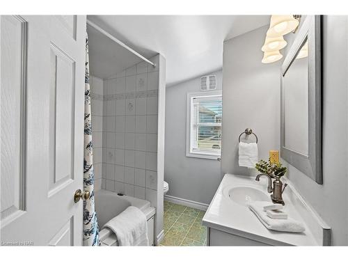 4244 Hixon St Street, Beamsville, ON - Indoor Photo Showing Bathroom