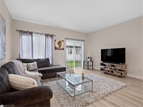 412 Hummel Crescent, Fort Erie, ON - Indoor Photo Showing Living Room