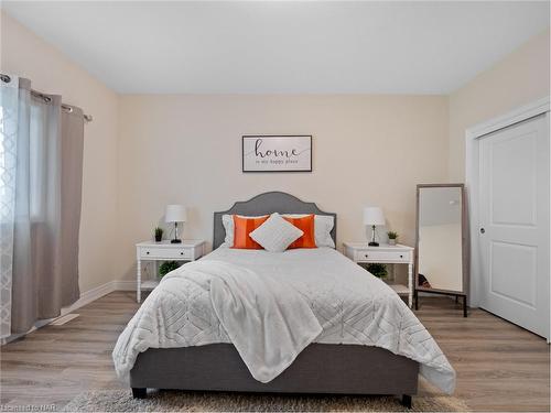 412 Hummel Crescent, Fort Erie, ON - Indoor Photo Showing Bedroom