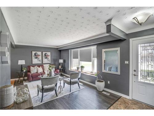 7959 Thorton Street, Niagara Falls, ON - Indoor Photo Showing Living Room