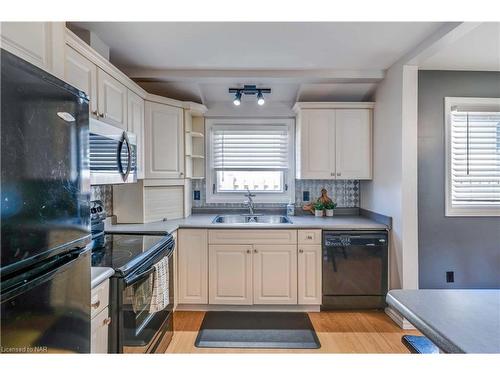 7959 Thorton Street, Niagara Falls, ON - Indoor Photo Showing Kitchen With Double Sink