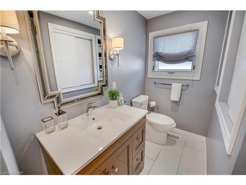 7959 Thorton Street, Niagara Falls, ON - Indoor Photo Showing Bathroom