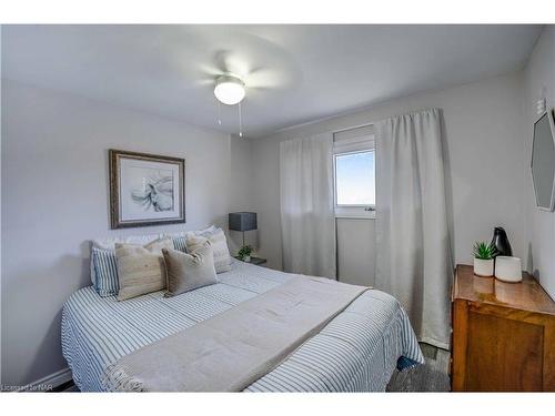 7959 Thorton Street, Niagara Falls, ON - Indoor Photo Showing Bedroom