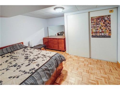 7959 Thorton Street, Niagara Falls, ON - Indoor Photo Showing Bedroom