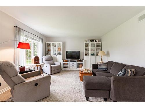 31951 Church Street, Wainfleet, ON - Indoor Photo Showing Living Room