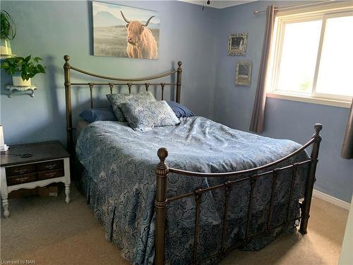 8653 Willoughby Drive, Niagara Falls, ON - Indoor Photo Showing Bedroom