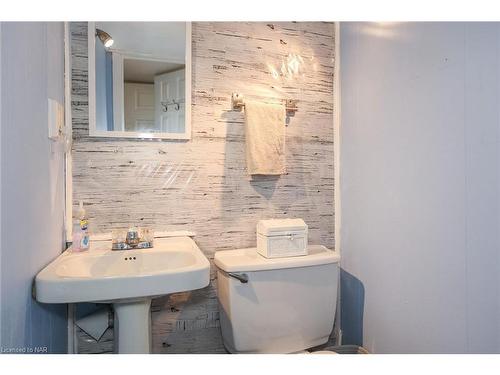 18 Madison Street, Fort Erie, ON - Indoor Photo Showing Bathroom