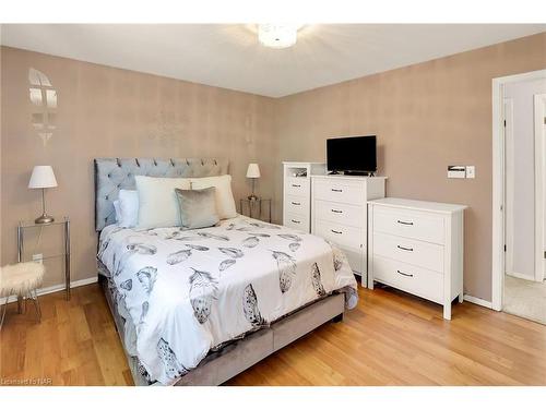 18 Madison Street, Fort Erie, ON - Indoor Photo Showing Bedroom