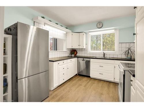 18 Madison Street, Fort Erie, ON - Indoor Photo Showing Kitchen With Double Sink