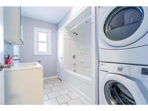 30 Lasalle Street, Welland, ON - Indoor Photo Showing Laundry Room