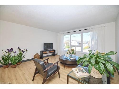 354 Albany Street, Fort Erie, ON - Indoor Photo Showing Living Room