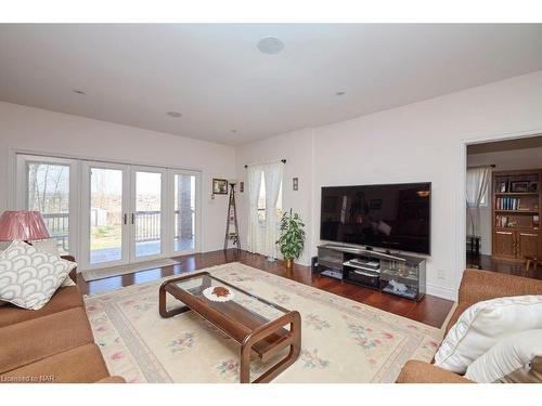 3244 Grove Avenue, Ridgeway, ON - Indoor Photo Showing Living Room