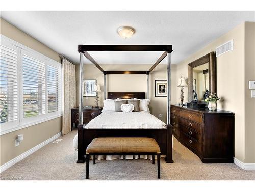 4776 Victor Drive, Niagara Falls, ON - Indoor Photo Showing Bedroom